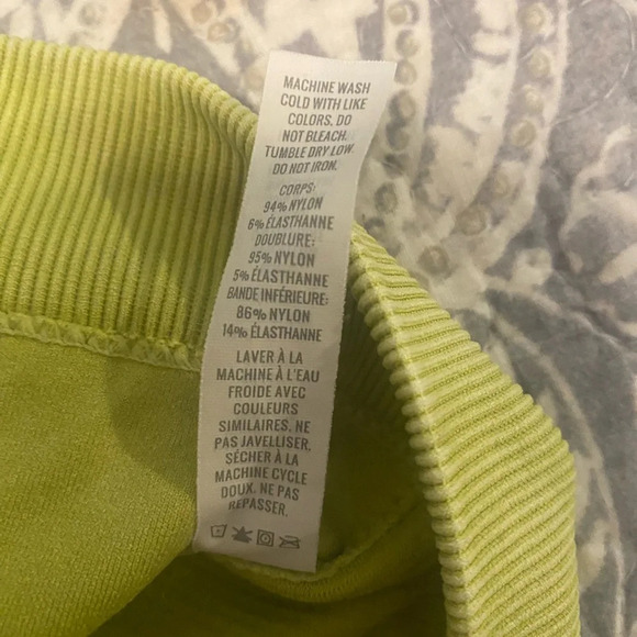 Seamless Aerie Ribbed V-Neck Cropped T-shirt Bright Lime Small Gold Ring Accent - Picture 5 of 7